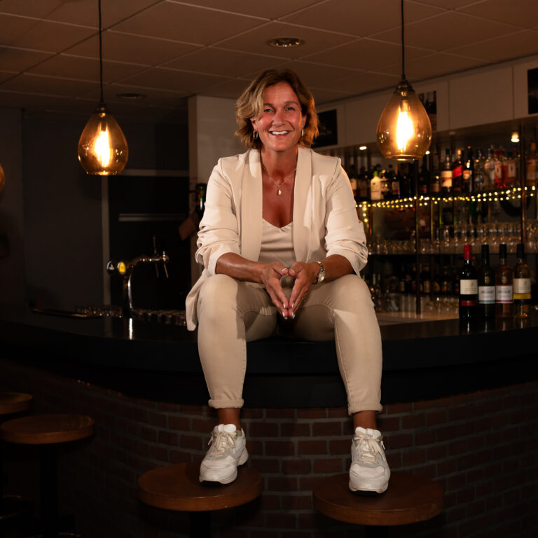 Sabine aan de bar
