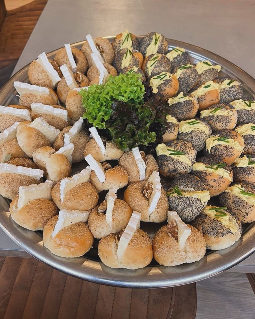 Ronde schaal met kleine broodjes
