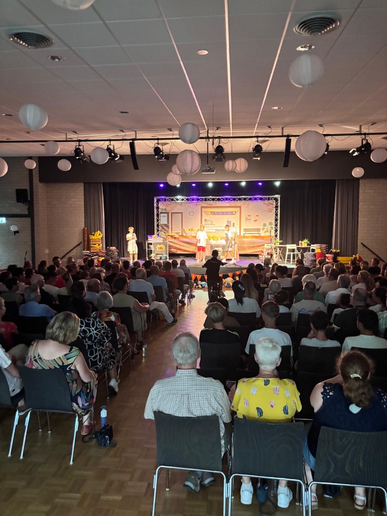 De grote zaal, klaar voor een feest