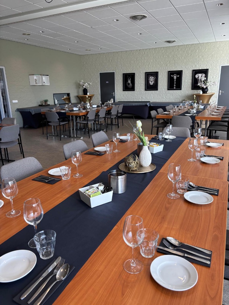 De kleine zaal voor cursussen en overleg