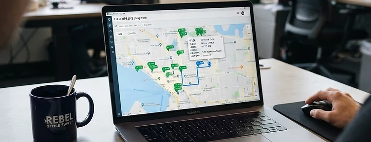 Plataforma de rastreamento veicular em uso no ambiente corporativo, com mapa, veículos e histórico