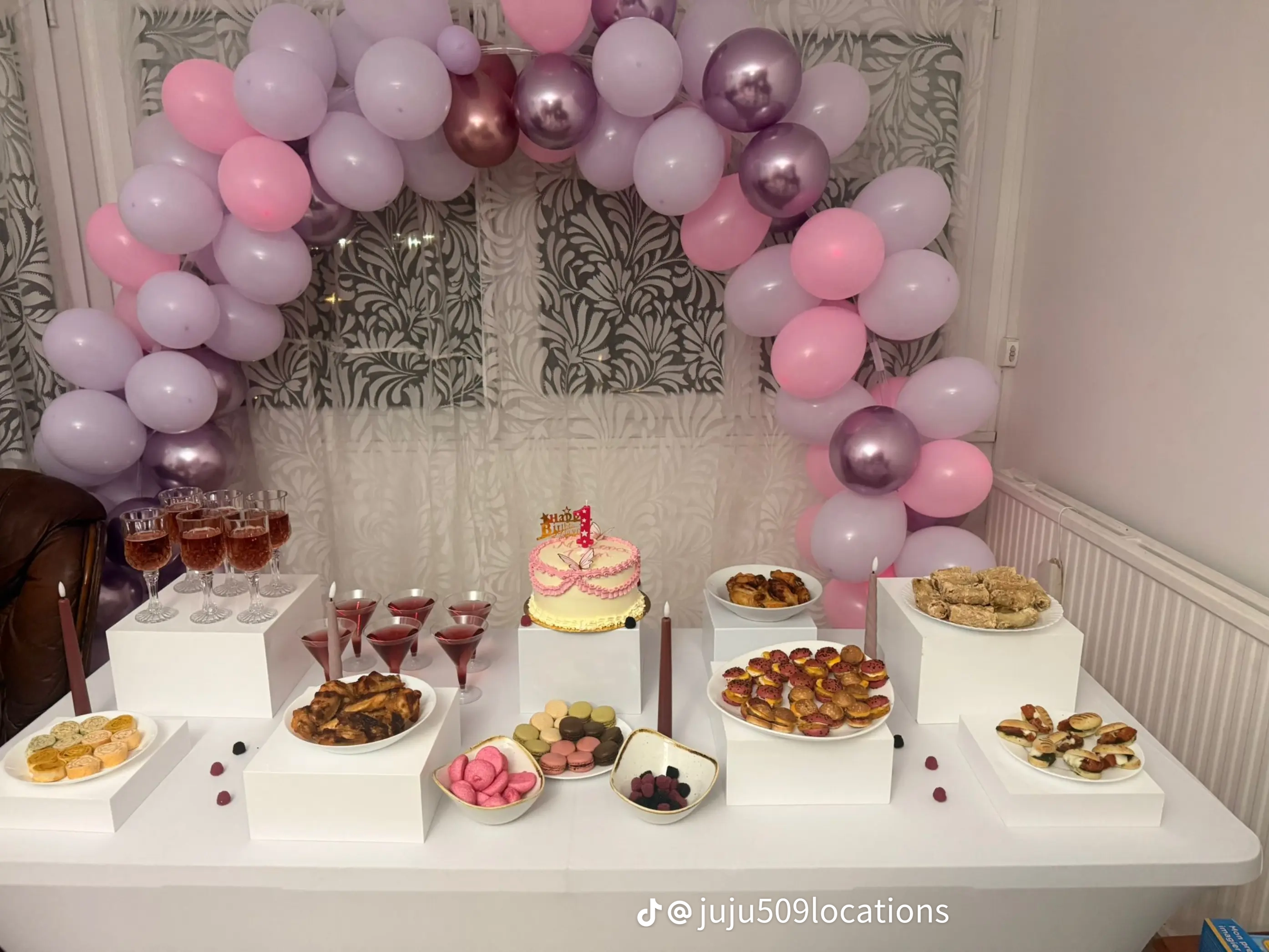 Buffet d'anniversaire décoré