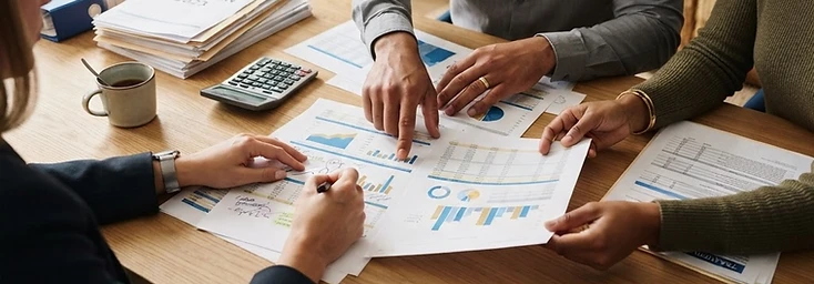 Profissionais a analisar informação financeira