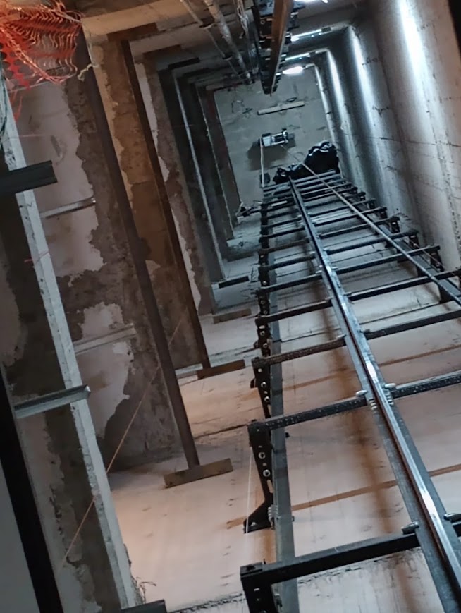 MRL 800 — guías verticales en el hueco