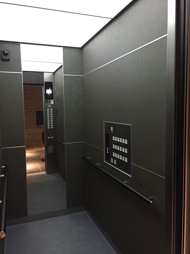 MRL 800 — cabina con textura y panel digital