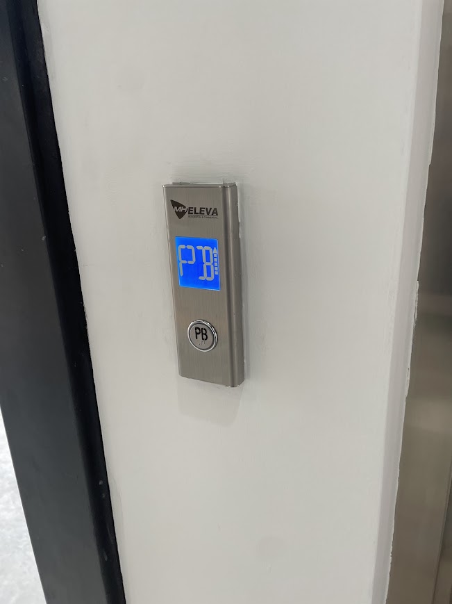 MRL 800 — placa de llamada de piso con display PB