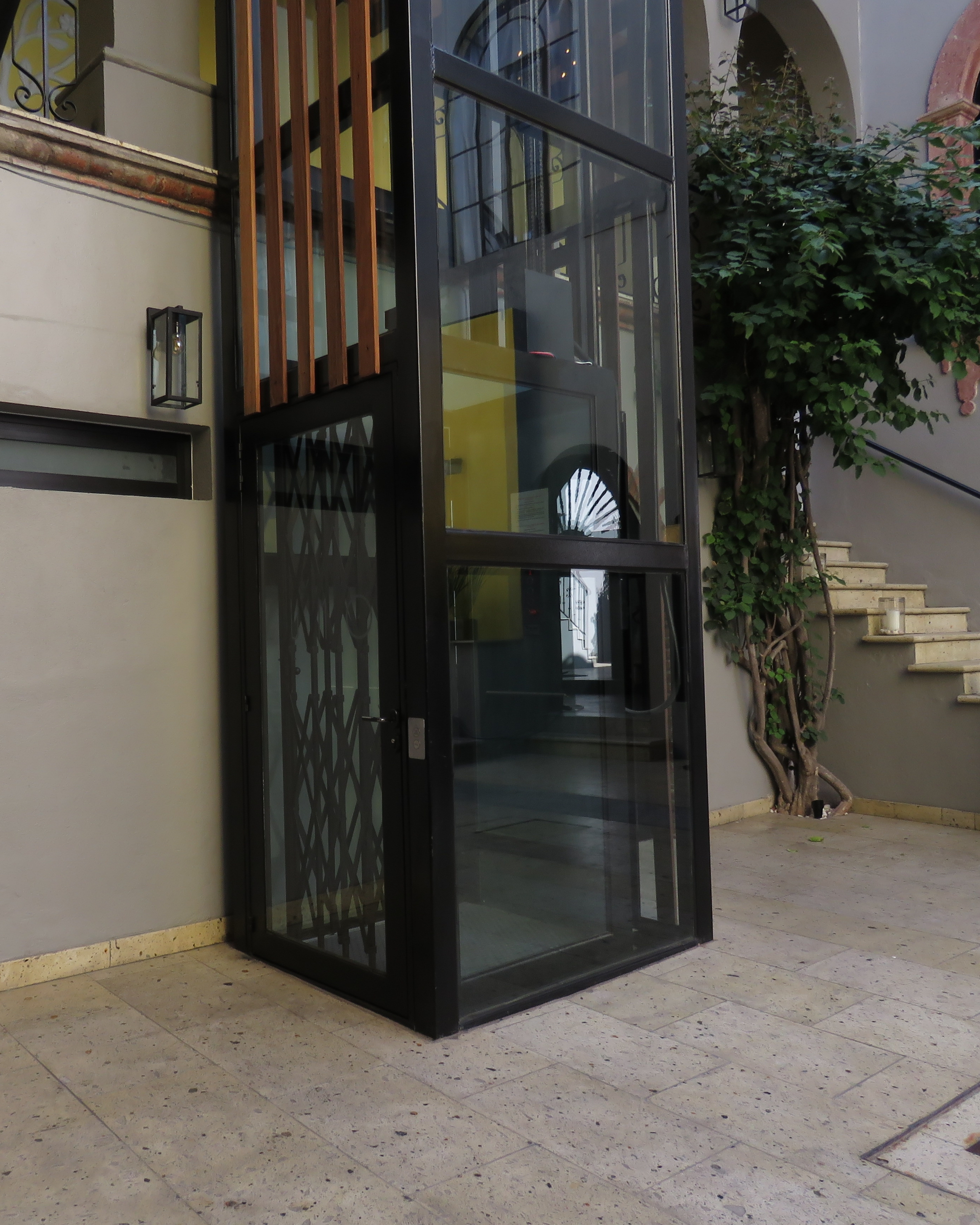 Elevador de cristal instalado en patio