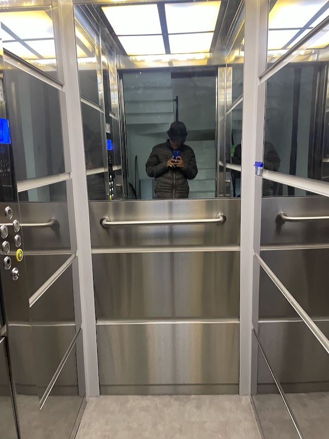 MRL 800 — cabina con techo de paneles luminosos