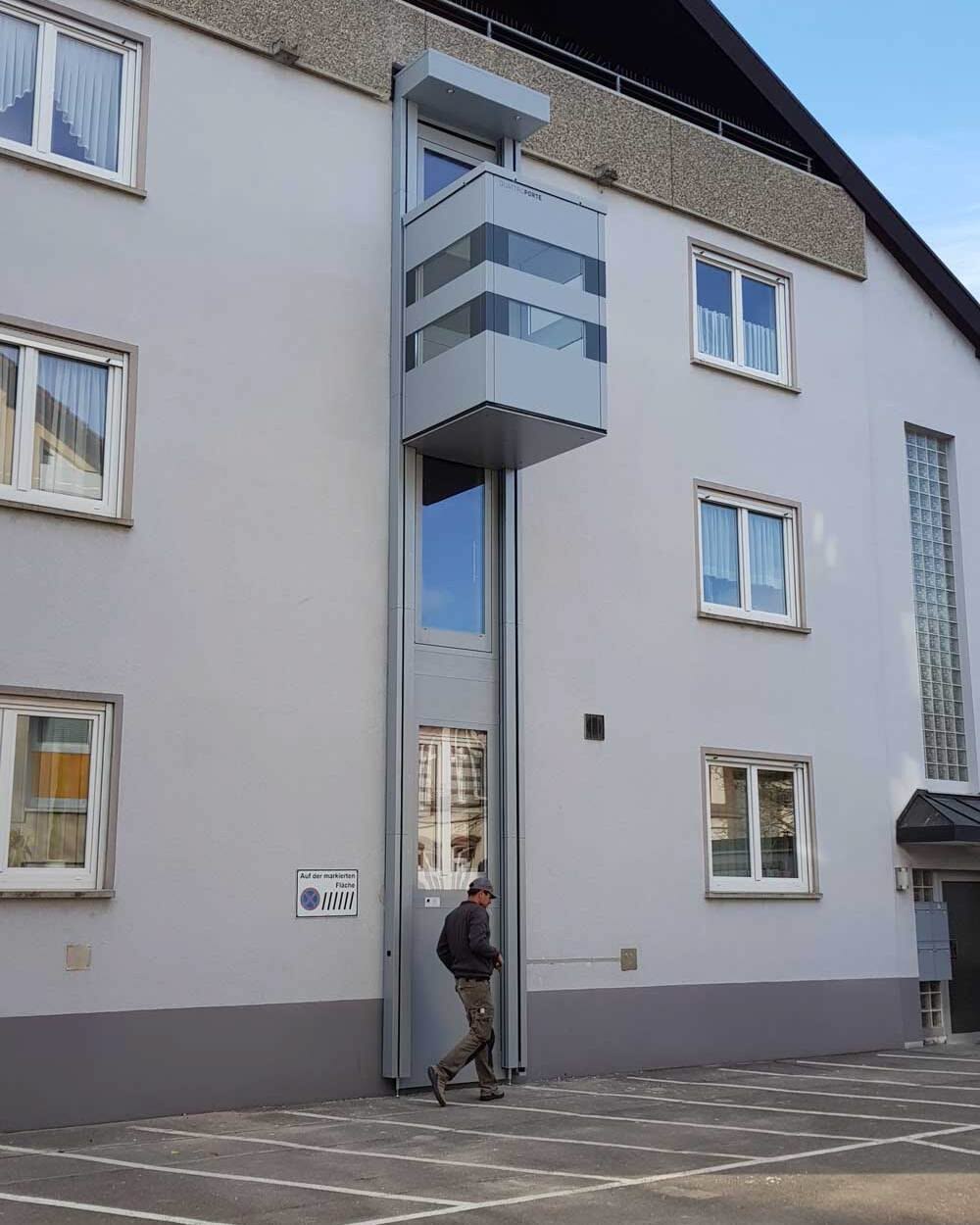 Lift — plataforma vertical adosada a fachada