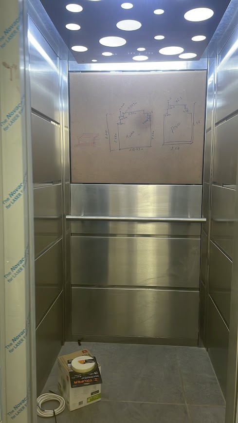 MRL 800 — cabina en construcción con planos técnicos