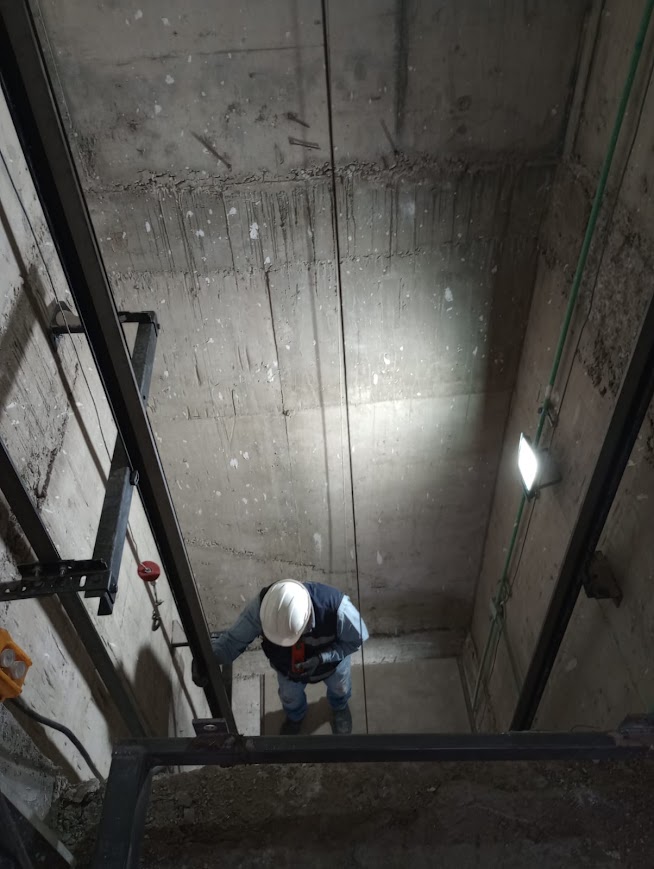 MRL 800 — técnico en el fondo del hueco