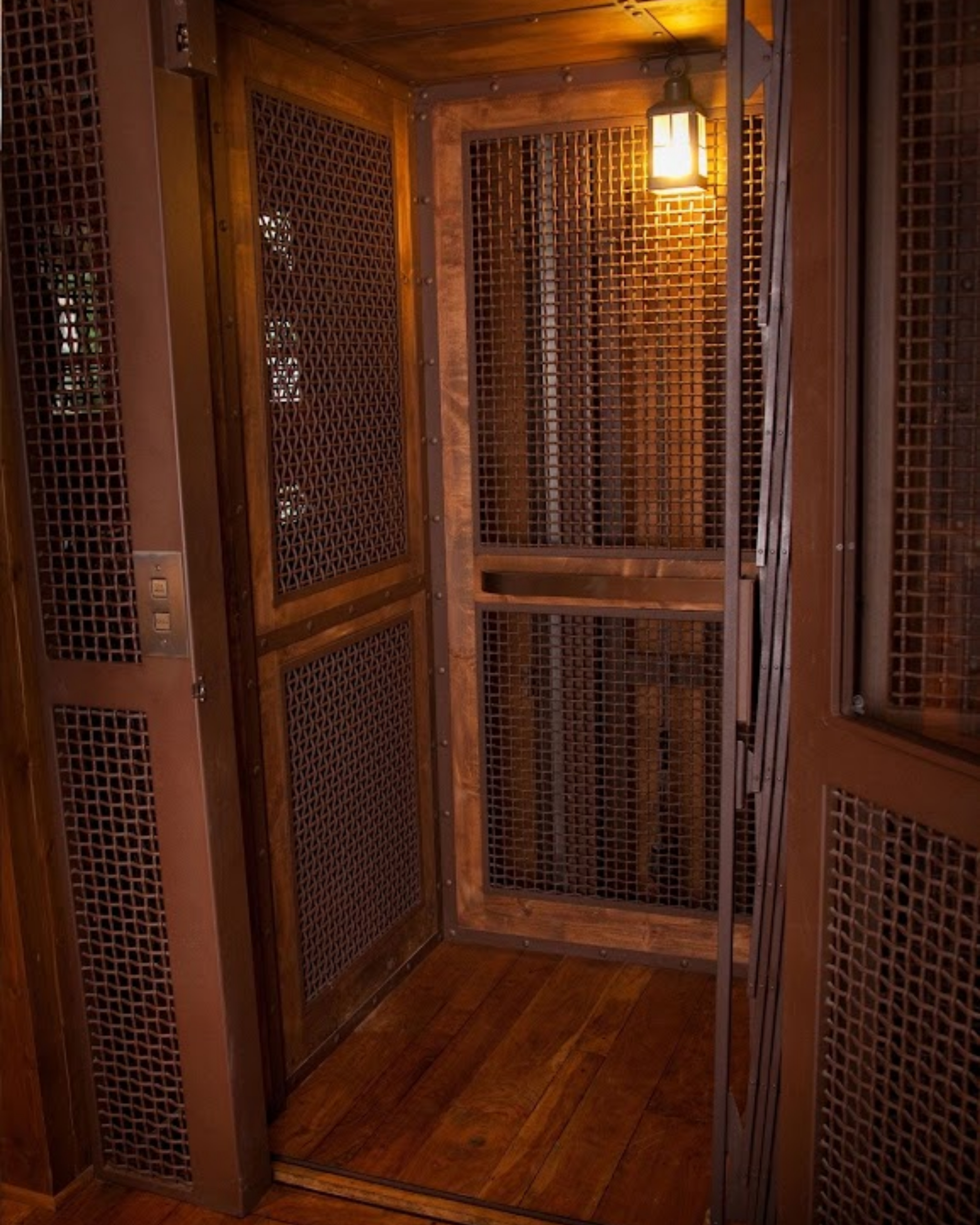 Cabina clásica de madera y metal