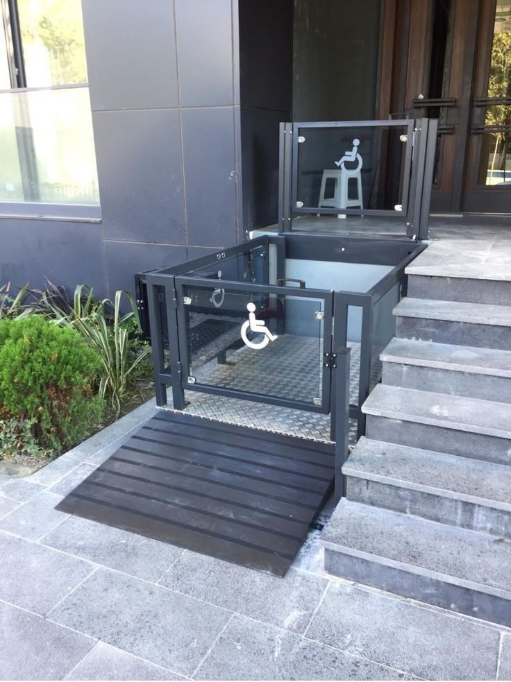 Lift — plataforma vertical de accesibilidad junto a escaleras