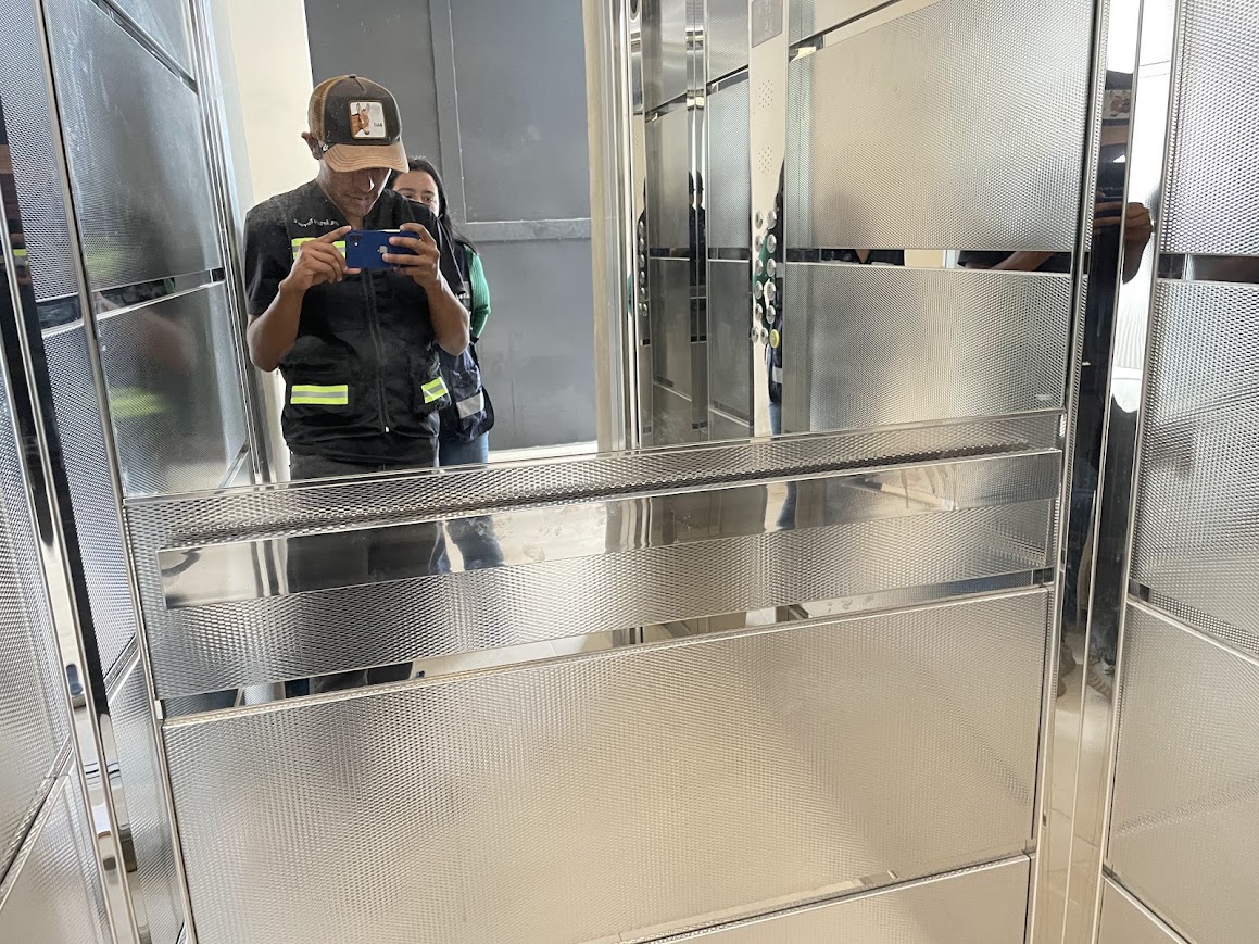MRL 800 — cabina con acabados texturizados durante instalación