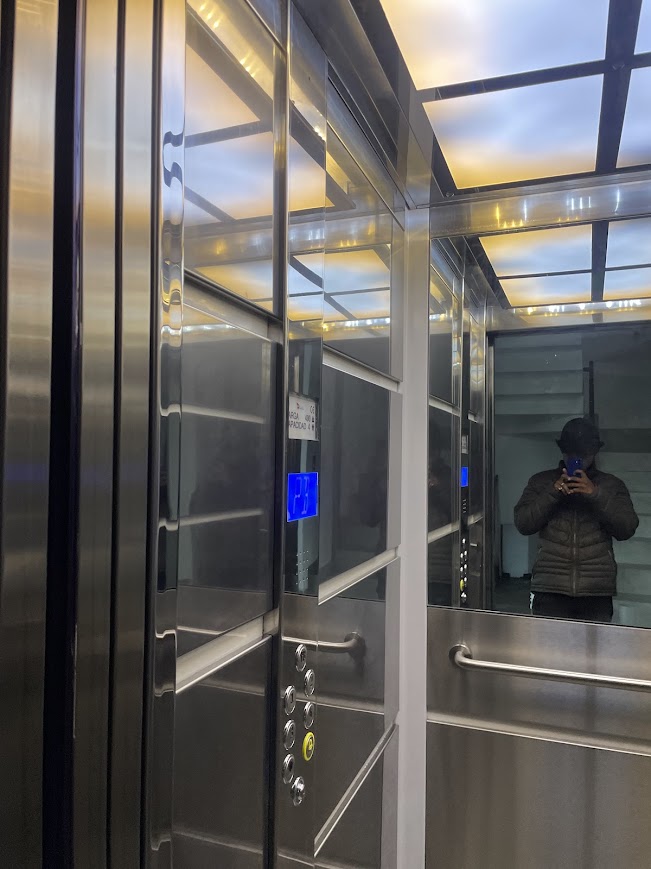 MRL 800 — cabina con panel de control y display azul