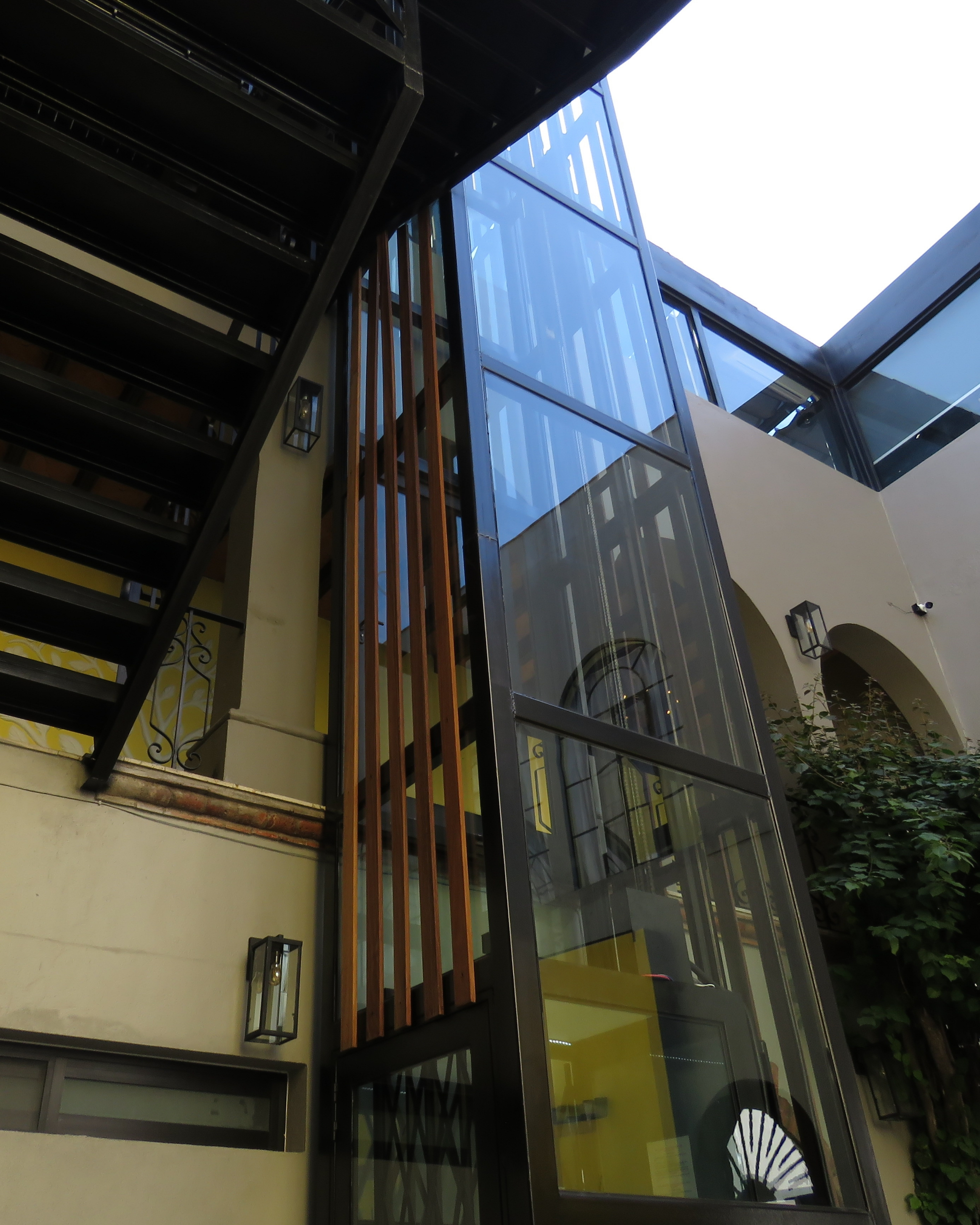 Elevador de cristal en patio exterior
