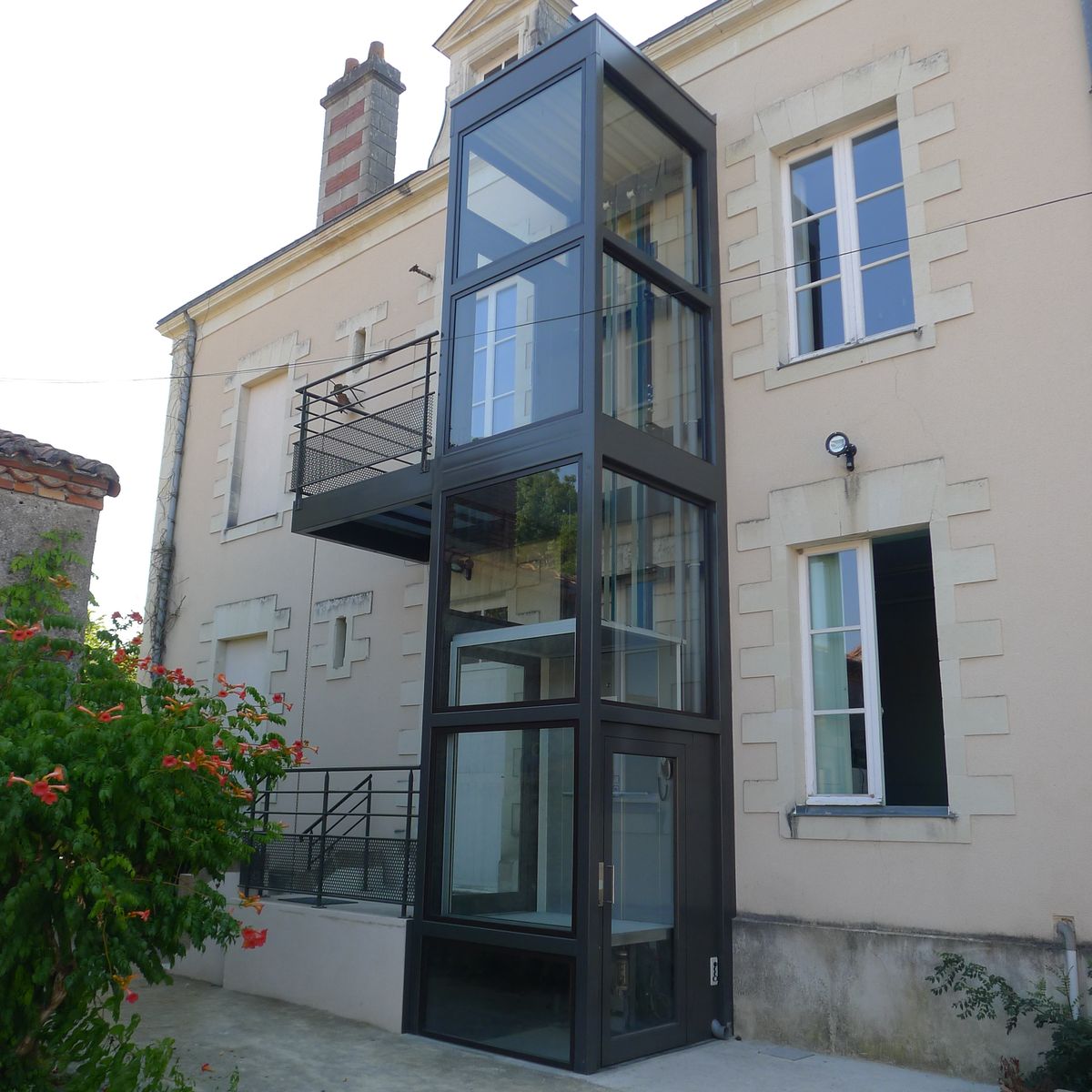 Lift — plataforma vertical contra fachada