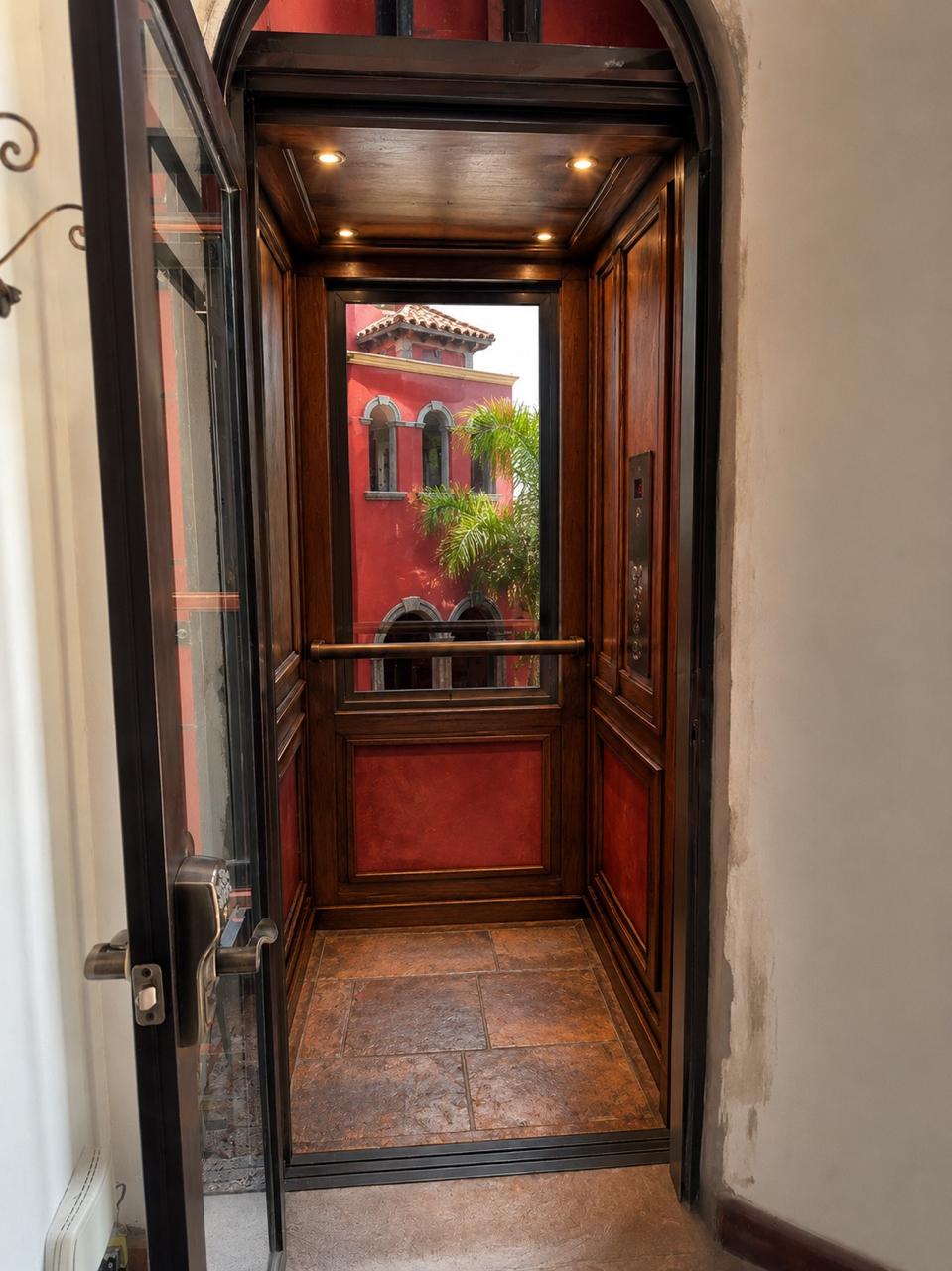 Cabina residencial clásica con acabados en caoba