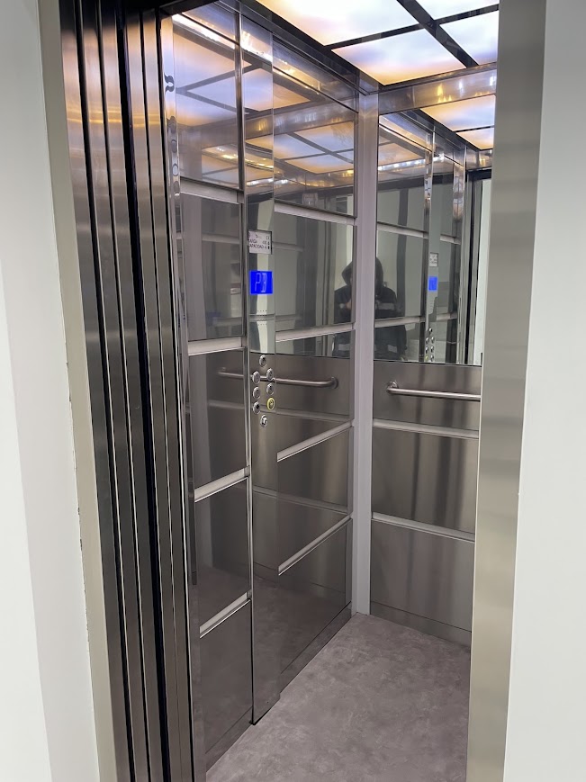 MRL 800 — cabina terminada vista desde el descanso