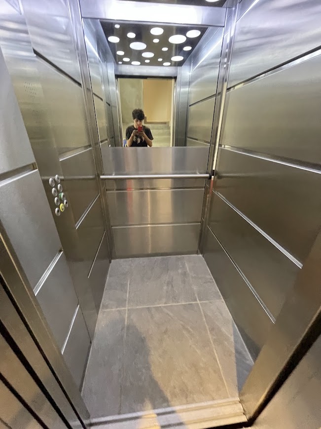 MRL 800 — cabina con panel de control y espejo