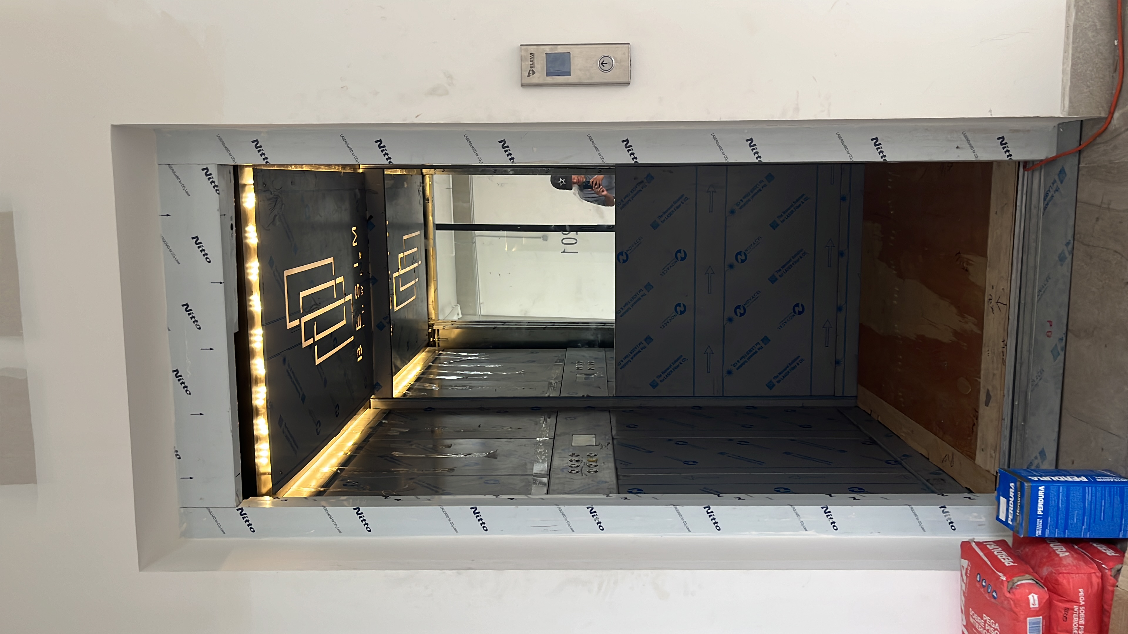 MRL 800 — cabina con protección de film azul en acabados