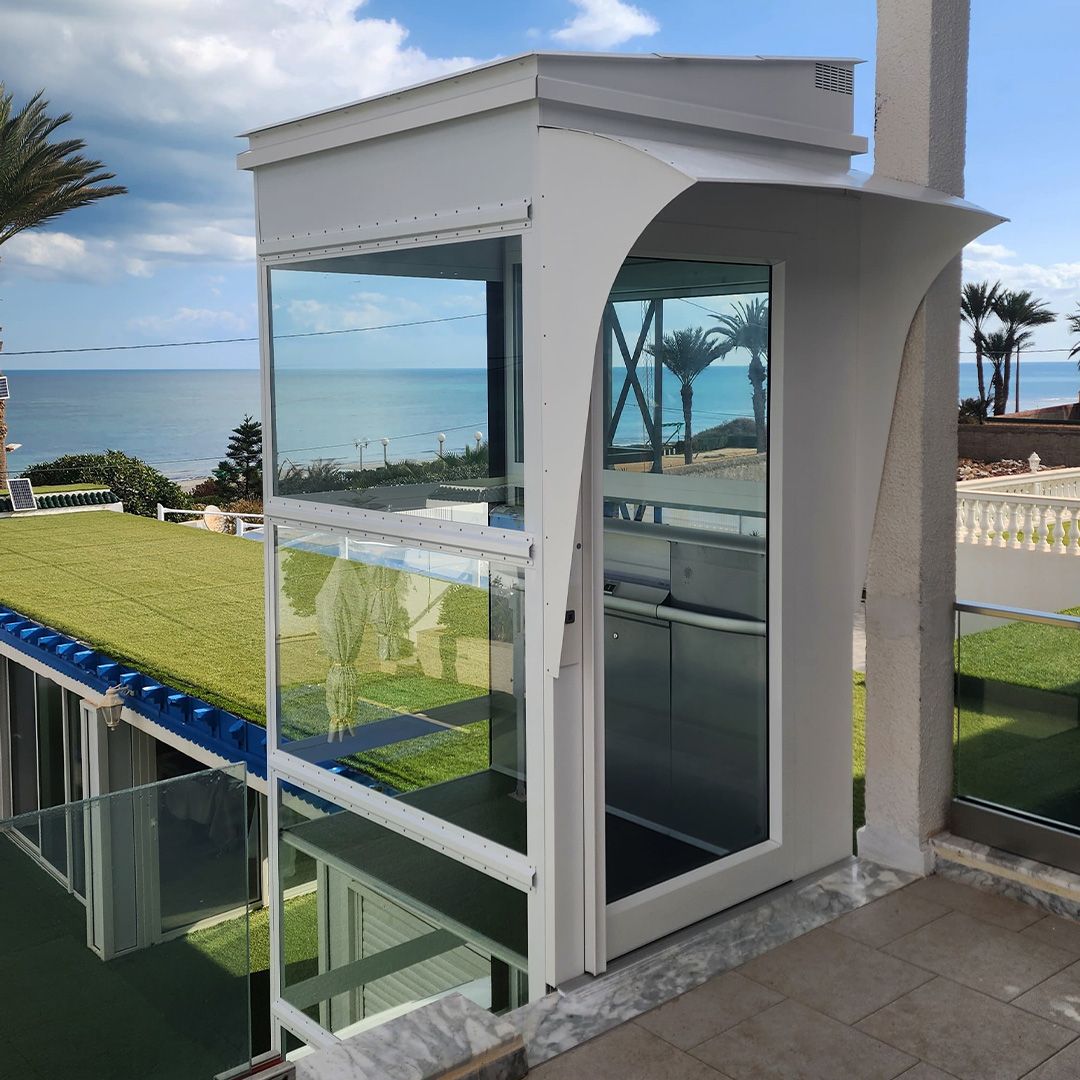 Lift — plataforma vertical con vista al mar