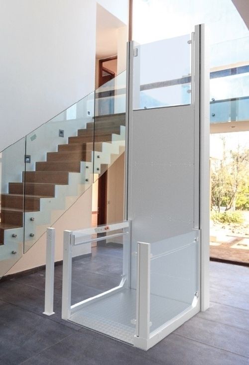 Lift — plataforma vertical interior junto a escalera