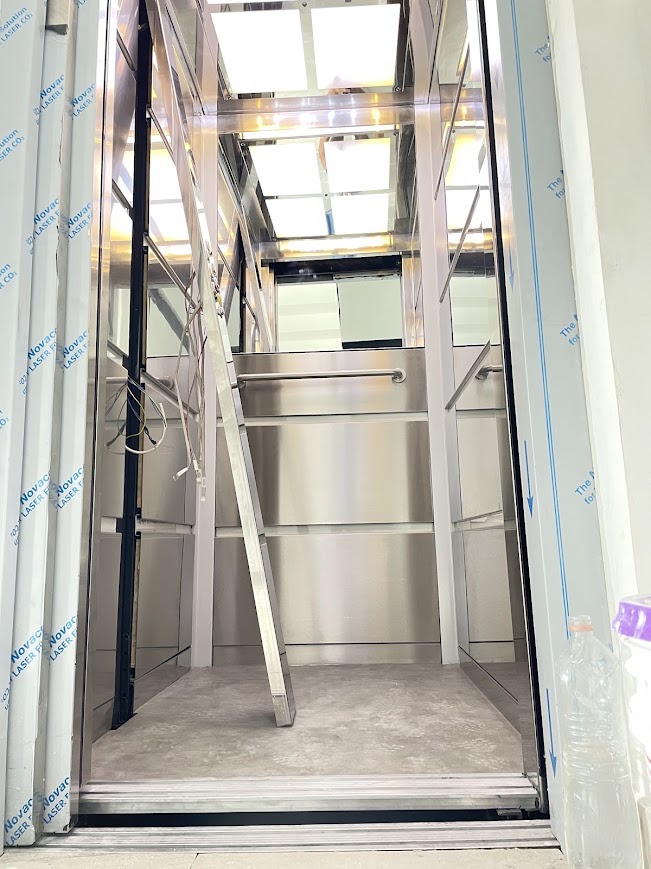 MRL 800 — cabina en instalación con protecciones