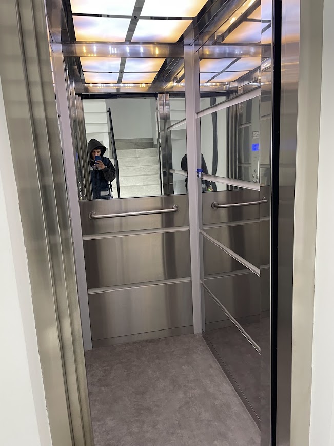 MRL 800 — cabina con espejo y pasamanos