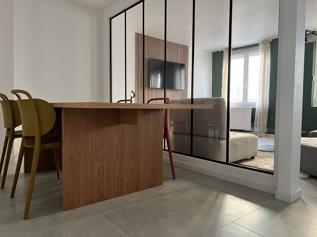Espace repas avec chaises colorées