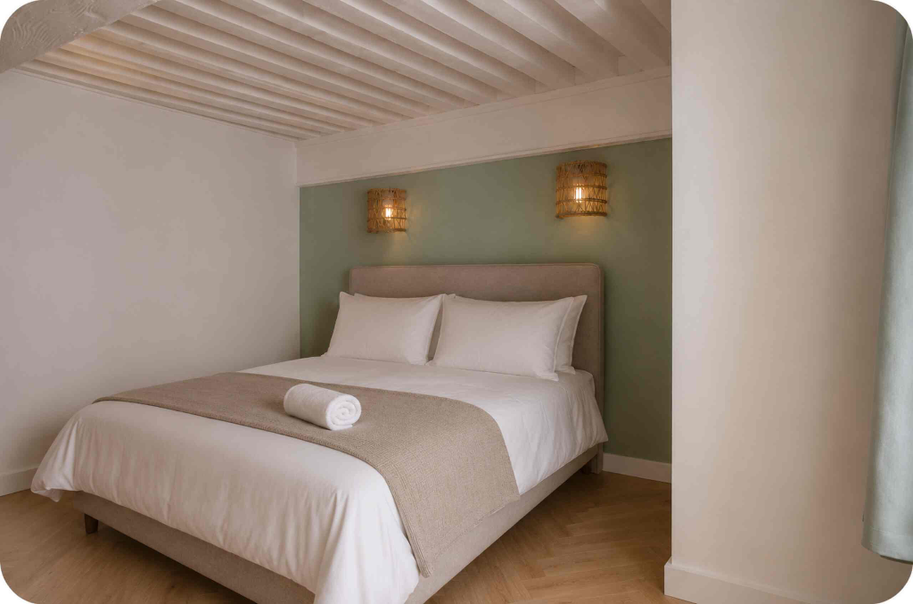 Chambre sage green avec appliques