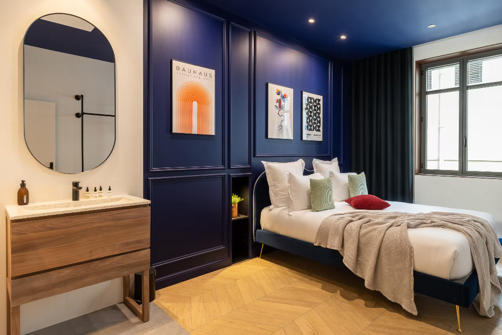 Chambre avec salle de bain privative attenante