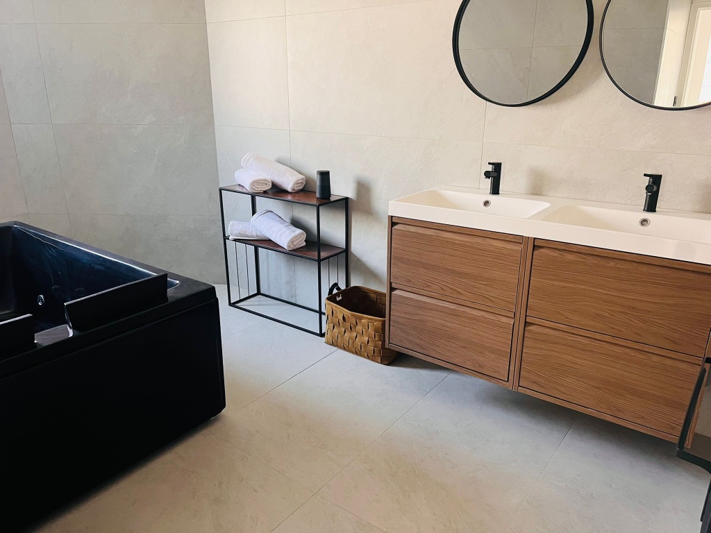 Salle de bain avec baignoire balnéo