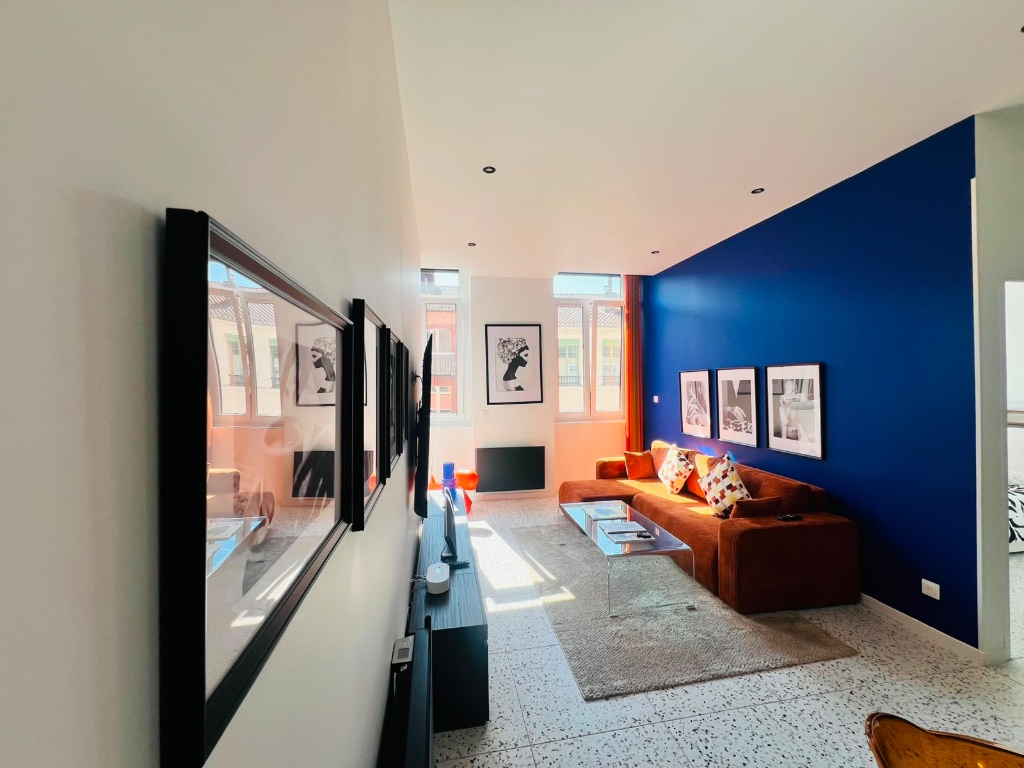 Salon lumineux avec fenêtres