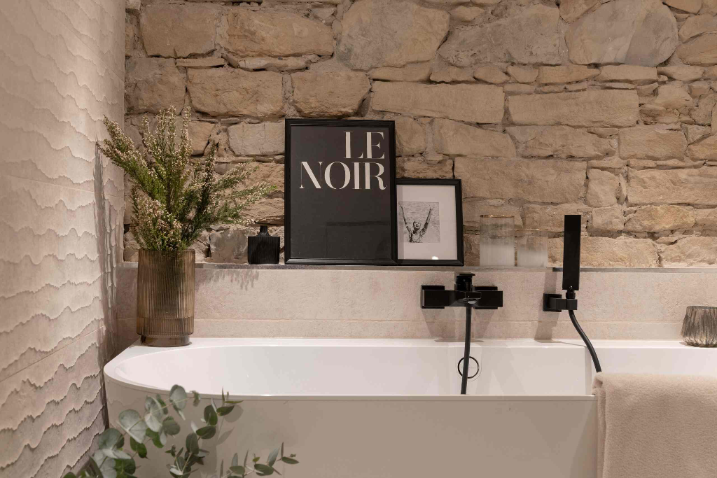 Salle de bain — baignoire et mur en pierre