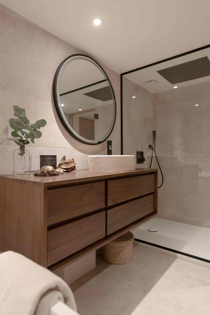 Salle de bain — vasque bois et douche