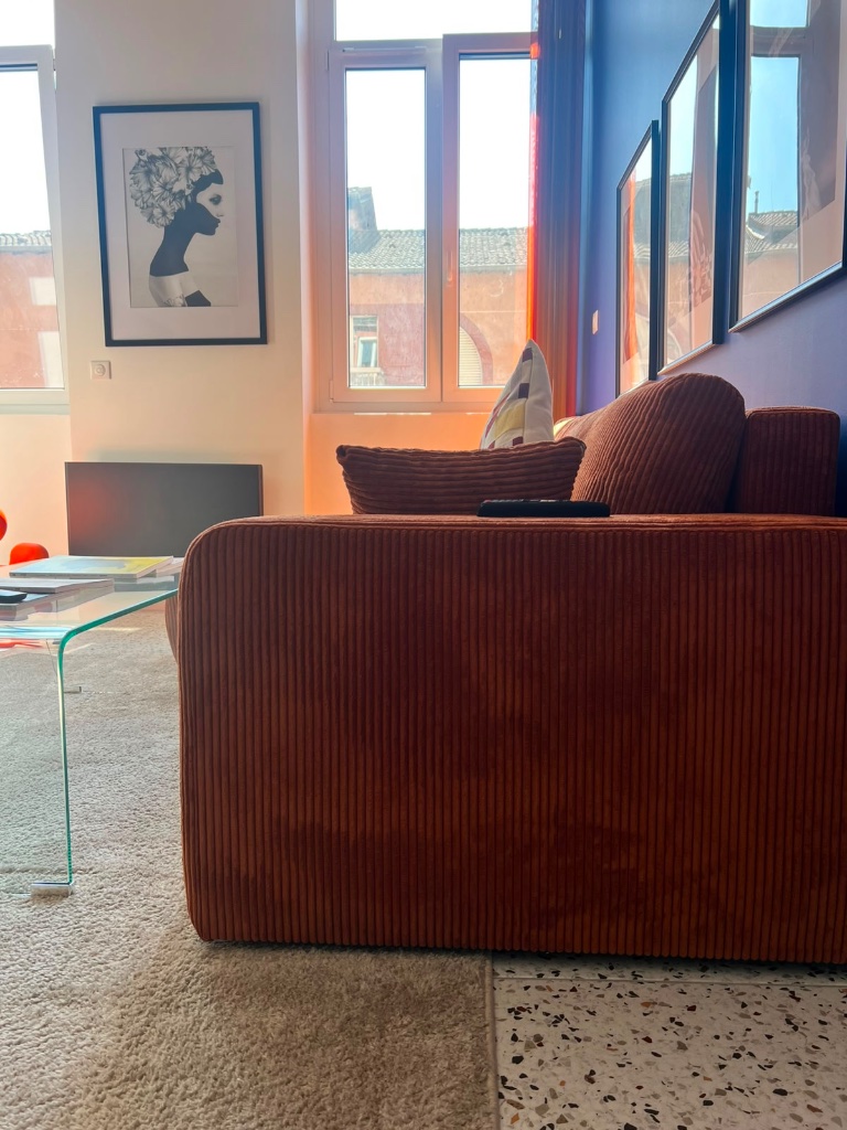 Détail du canapé corduroy