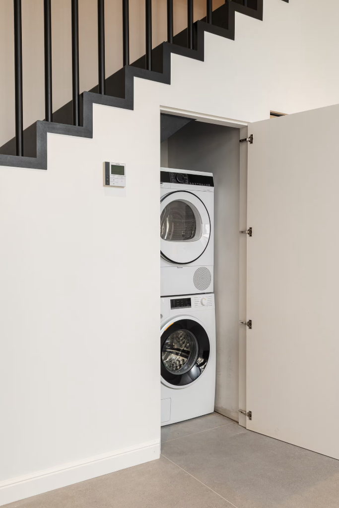 Espace buanderie avec lave-linge séchant