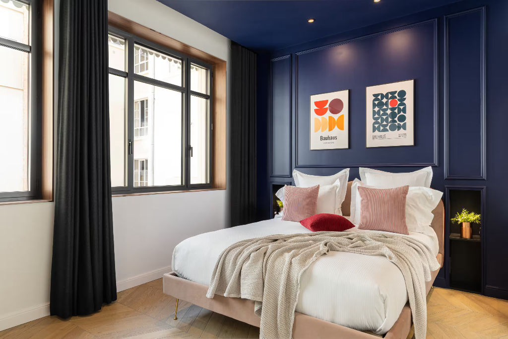 Chambre avec mur bleu nuit et parquet chevron