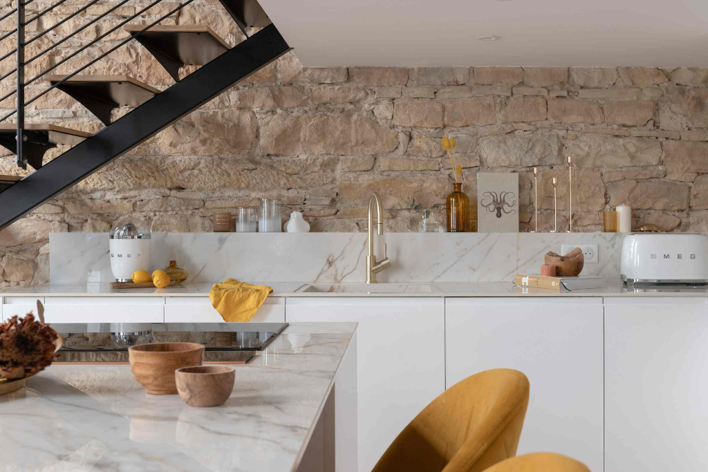 Cuisine équipée avec mur en pierre apparente