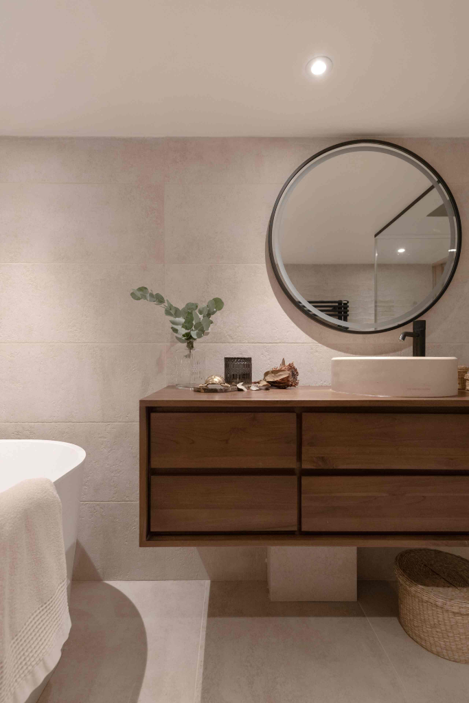 Salle de bain avec baignoire