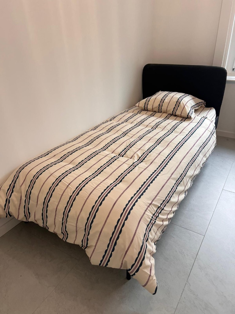 Chambre minimaliste et lumineuse