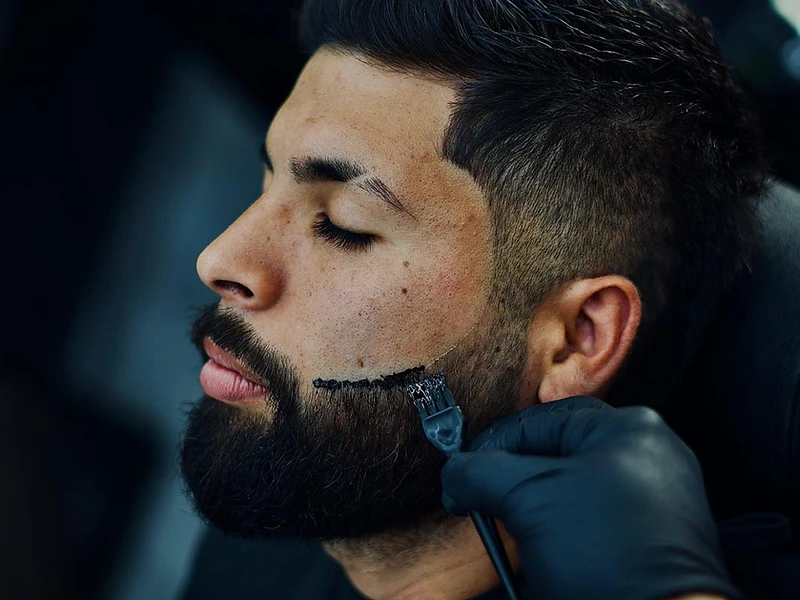 Aplicación de tinte permanente de barba en Why Not Barbershop, Barcelona