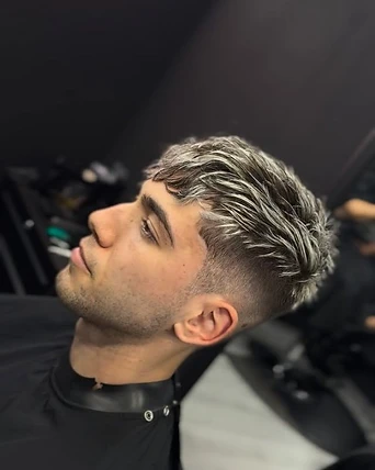 Skin fade plateado · corte de pelo en Why Not Barbershop, Barcelona