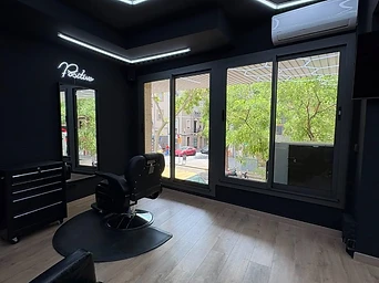 Interior de la barbería Why Not en Sants-Montjuïc, Barcelona — 3