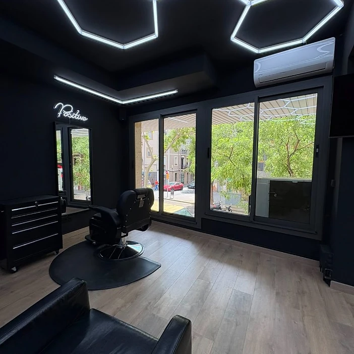Interior de la barbería Why Not en Sants-Montjuïc, Barcelona