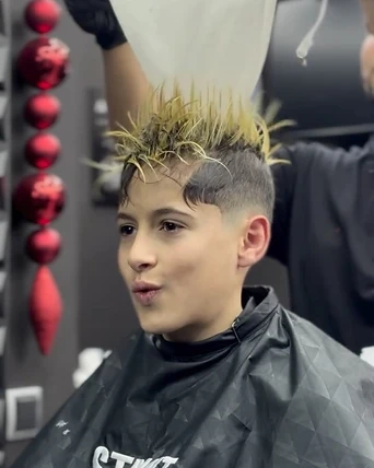 Corte con punta rubia · corte de pelo en Why Not Barbershop, Barcelona