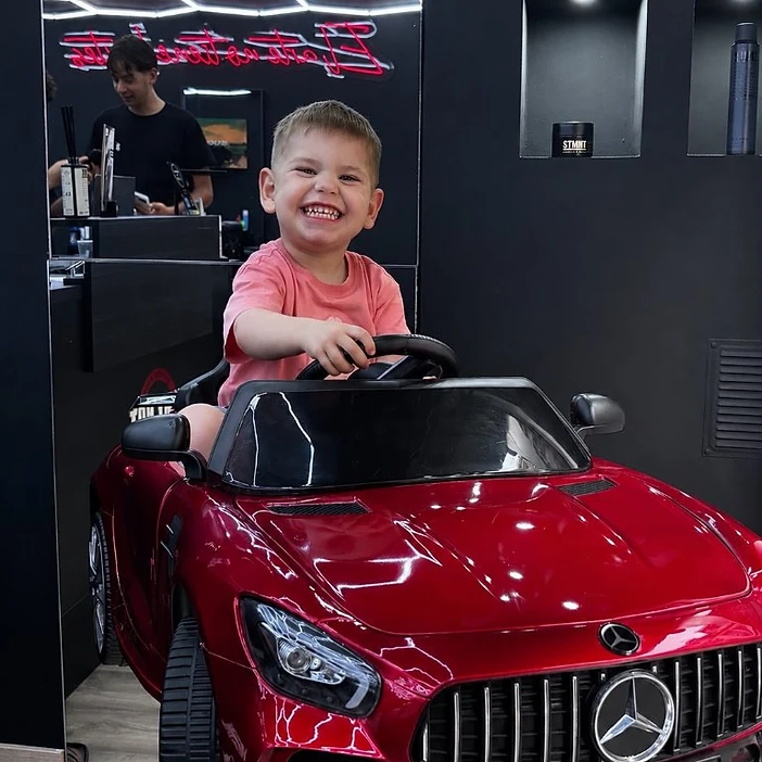 Ambiente de peluquería infantil Why Not Barbershop en Barcelona