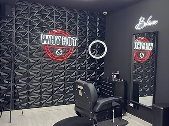 Interior de la barbería Why Not en Sants-Montjuïc, Barcelona — 4