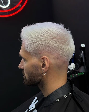 Decoloración total · corte de pelo en Why Not Barbershop, Barcelona